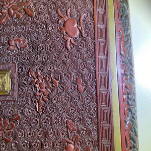 Une paire de plats de forme carrée en laque rouge et noire, marque et époque de Qianlong — photo 23