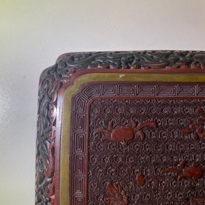 Une paire de plats de forme carrée en laque rouge et noire, marque et époque de Qianlong — photo 33