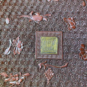 Une paire de plats de forme carrée en laque rouge et noire, marque et époque de Qianlong — photo 36