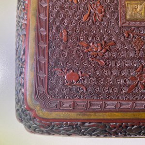 Une paire de plats de forme carrée en laque rouge et noire, marque et époque de Qianlong — photo 37