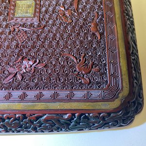 Une paire de plats de forme carrée en laque rouge et noire, marque et époque de Qianlong — photo 38