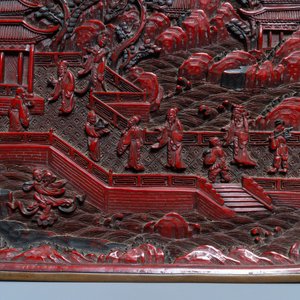 Une paire de plats de forme carrée en laque rouge et noire, marque et époque de Qianlong — photo 4