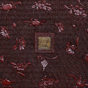 Une paire de plats de forme carrée en laque rouge et noire, marque et époque de Qianlong — photo 8