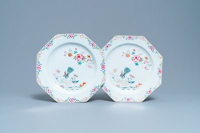 Une paire de plats de forme octagonale en porcelaine de Chine famille rose, Qianlong