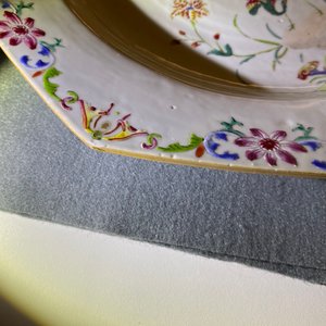 Une paire de plats de forme octagonale en porcelaine de Chine famille rose, Qianlong — photo 11