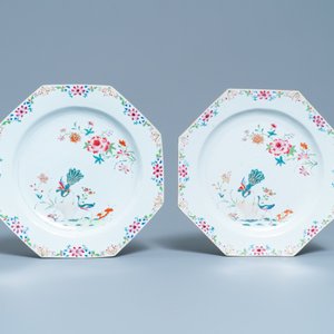 Une paire de plats de forme octagonale en porcelaine de Chine famille rose, Qianlong — photo 2
