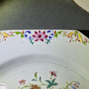 Une paire de plats de forme octagonale en porcelaine de Chine famille rose, Qianlong — photo 7
