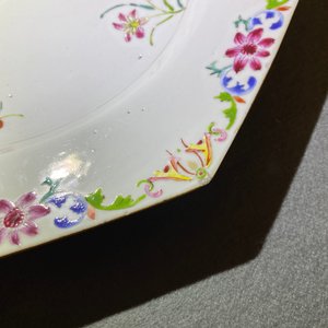 Une paire de plats de forme octagonale en porcelaine de Chine famille rose, Qianlong — photo 8