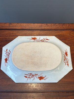 Une paire de plats de forme octogonale en porcelaine de Chine en bleu et blanc à décor de 'Xi Xiang Ji' et une paire de plats famille rose, Yongzheng — photo 16