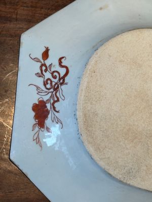 Une paire de plats de forme octogonale en porcelaine de Chine en bleu et blanc à décor de 'Xi Xiang Ji' et une paire de plats famille rose, Yongzheng — photo 17