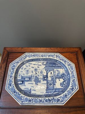 Une paire de plats de forme octogonale en porcelaine de Chine en bleu et blanc à décor de 'Xi Xiang Ji' et une paire de plats famille rose, Yongzheng — photo 21