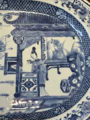 Une paire de plats de forme octogonale en porcelaine de Chine en bleu et blanc à décor de 'Xi Xiang Ji' et une paire de plats famille rose, Yongzheng — photo 22