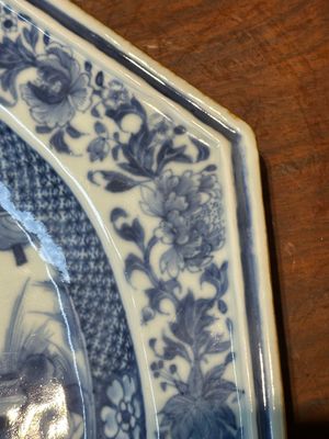 Une paire de plats de forme octogonale en porcelaine de Chine en bleu et blanc à décor de 'Xi Xiang Ji' et une paire de plats famille rose, Yongzheng — photo 24