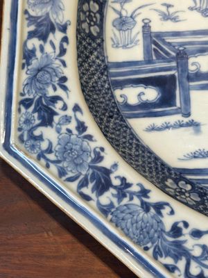 Une paire de plats de forme octogonale en porcelaine de Chine en bleu et blanc à décor de 'Xi Xiang Ji' et une paire de plats famille rose, Yongzheng — photo 25
