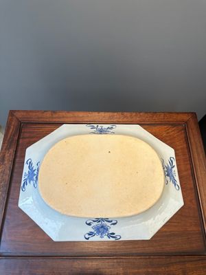 Une paire de plats de forme octogonale en porcelaine de Chine en bleu et blanc à décor de 'Xi Xiang Ji' et une paire de plats famille rose, Yongzheng — photo 26