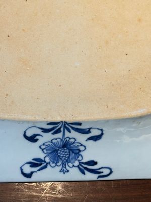 Une paire de plats de forme octogonale en porcelaine de Chine en bleu et blanc à décor de 'Xi Xiang Ji' et une paire de plats famille rose, Yongzheng — photo 28
