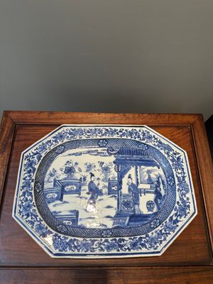 Une paire de plats de forme octogonale en porcelaine de Chine en bleu et blanc à décor de 'Xi Xiang Ji' et une paire de plats famille rose, Yongzheng — photo 30