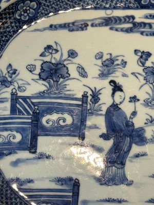 Une paire de plats de forme octogonale en porcelaine de Chine en bleu et blanc à décor de 'Xi Xiang Ji' et une paire de plats famille rose, Yongzheng — photo 31