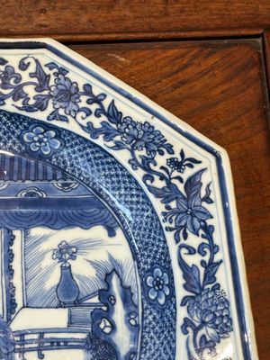 Une paire de plats de forme octogonale en porcelaine de Chine en bleu et blanc à décor de 'Xi Xiang Ji' et une paire de plats famille rose, Yongzheng — photo 33