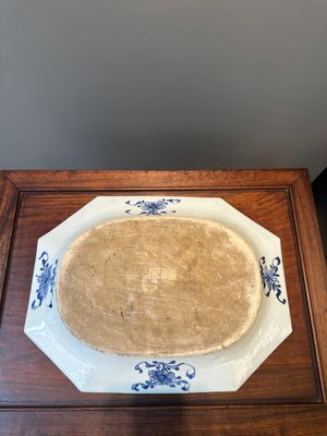 Une paire de plats de forme octogonale en porcelaine de Chine en bleu et blanc à décor de 'Xi Xiang Ji' et une paire de plats famille rose, Yongzheng — photo 36