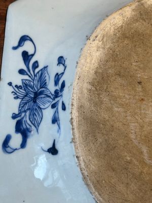 Une paire de plats de forme octogonale en porcelaine de Chine en bleu et blanc à décor de 'Xi Xiang Ji' et une paire de plats famille rose, Yongzheng — photo 37