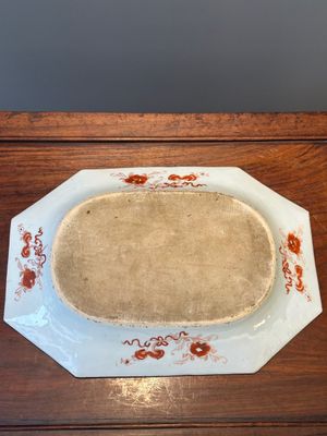 Une paire de plats de forme octogonale en porcelaine de Chine en bleu et blanc à décor de 'Xi Xiang Ji' et une paire de plats famille rose, Yongzheng — photo 7