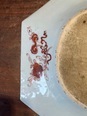 Une paire de plats de forme octogonale en porcelaine de Chine en bleu et blanc à décor de 'Xi Xiang Ji' et une paire de plats famille rose, Yongzheng — photo 8