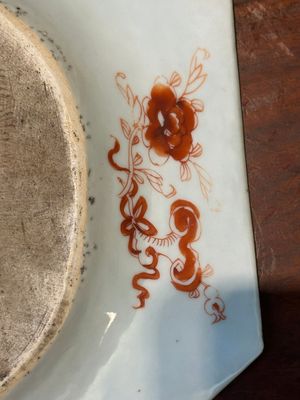 Une paire de plats de forme octogonale en porcelaine de Chine en bleu et blanc à décor de 'Xi Xiang Ji' et une paire de plats famille rose, Yongzheng — photo 9