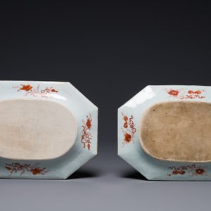 Une paire de plats de forme octogonale en porcelaine de Chine en bleu et blanc à décor de 'Xi Xiang Ji' et une paire de plats famille rose, Yongzheng — photo 6