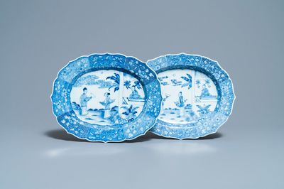 Une paire de plats de forme ovale en porcelaine de Chine en bleu et blanc à décor d'une scène du 'Xi Xiang Ji', Qianlong