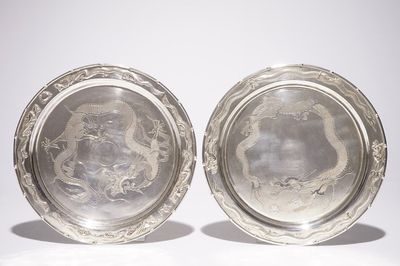 Une paire de plats en argent à décor de dragons, Chine 19/20ème