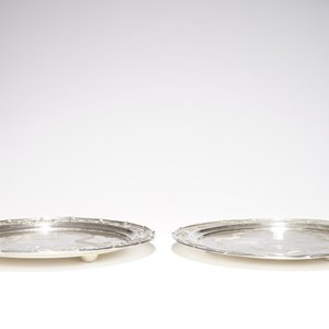 Une paire de plats en argent à décor de dragons, Chine 19/20ème — photo 3