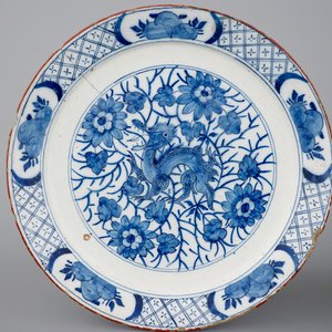 Une paire de plats en Delft bleu et blanc aux décors de dragons en chinoiserie, 18ème siècle — photo 2