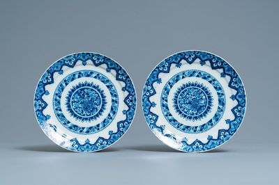 Une paire de plats en faïence de Delft en bleu et blanc, datés 1713