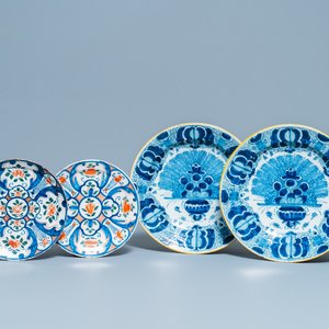 Une paire de plats en faïence de Delft en bleu et blanc et une paire d'assiettes polychromes, 18ème — photo 1