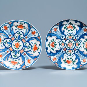 Une paire de plats en faïence de Delft en bleu et blanc et une paire d'assiettes polychromes, 18ème — photo 2