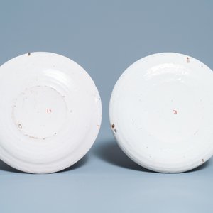 Une paire de plats en faïence de Delft en bleu et blanc et une paire d'assiettes polychromes, 18ème — photo 3