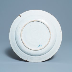 Une paire de plats en faïence de Delft en bleu et blanc et une paire d'assiettes polychromes, 18ème — photo 7