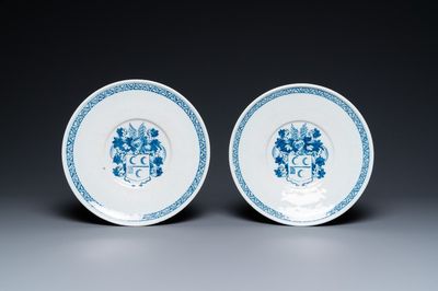 Une paire de plats en faïence de Delft en bleu et blanc, fin du 17ème
