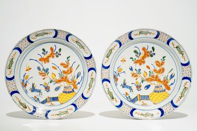 Une paire de plats en faïence de Delft polychrome aux lièvres et fleurs, 18ème