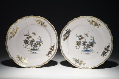 Une paire de plats en faïence de Tournai en bleu et blanc avec dorure, 18ème