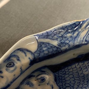 Une paire de plats en forme d'harengs en faïence de Delft en bleu et blanc, 18ème — photo 11