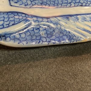 Une paire de plats en forme d'harengs en faïence de Delft en bleu et blanc, 18ème — photo 10