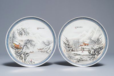 Une paire de plats en porcelaine de Chine à décor de paysages hivernales, 20ème