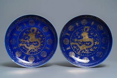 Une paire de plats en porcelaine de Chine à décor doré de dragons sur fond bleu, marque et époque de Guangxu