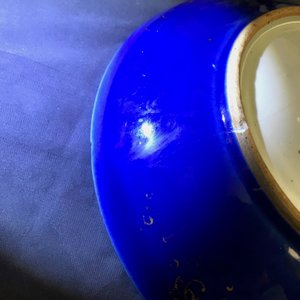 Une paire de plats en porcelaine de Chine à décor doré de dragons sur fond bleu, marque et époque de Guangxu — photo 22