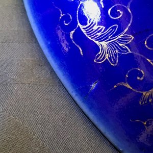 Une paire de plats en porcelaine de Chine à décor doré de dragons sur fond bleu, marque et époque de Guangxu — photo 11