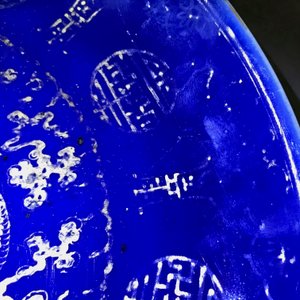 Une paire de plats en porcelaine de Chine à décor doré de dragons sur fond bleu, marque et époque de Guangxu — photo 20
