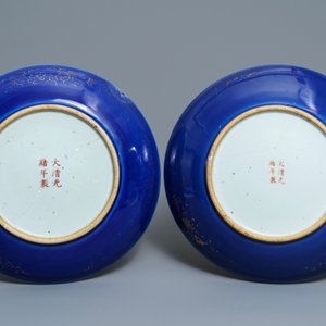 Une paire de plats en porcelaine de Chine à décor doré de dragons sur fond bleu, marque et époque de Guangxu — photo 2
