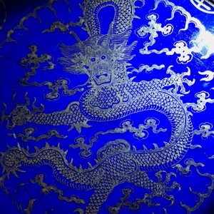 Une paire de plats en porcelaine de Chine à décor doré de dragons sur fond bleu, marque et époque de Guangxu — photo 8